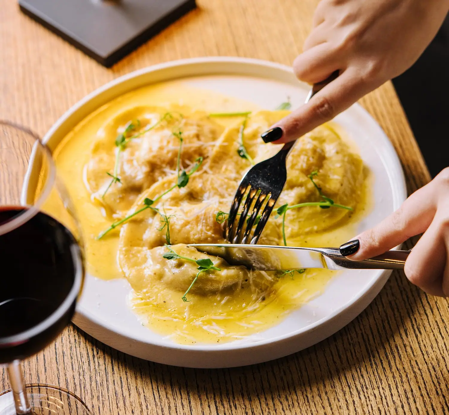Gdzie zjeść tradycyjne pierogi w Gdańsku: przewodnik kulinarny