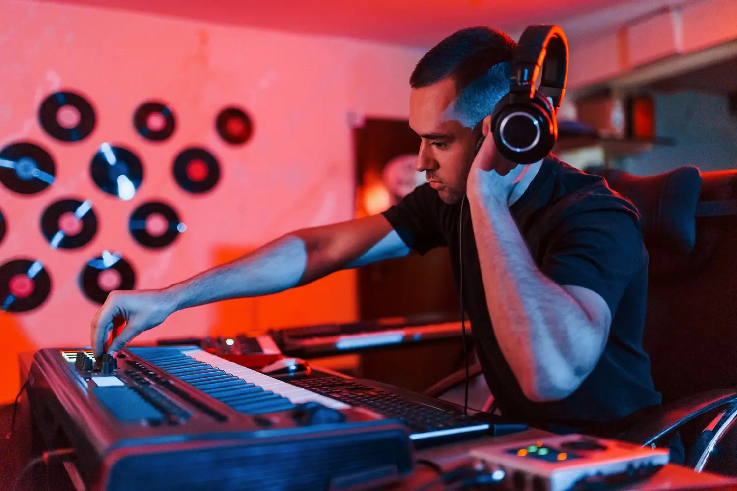 Gdzie znaleźć DJ-a na domową imprezę w Gdańsku: porównanie cen